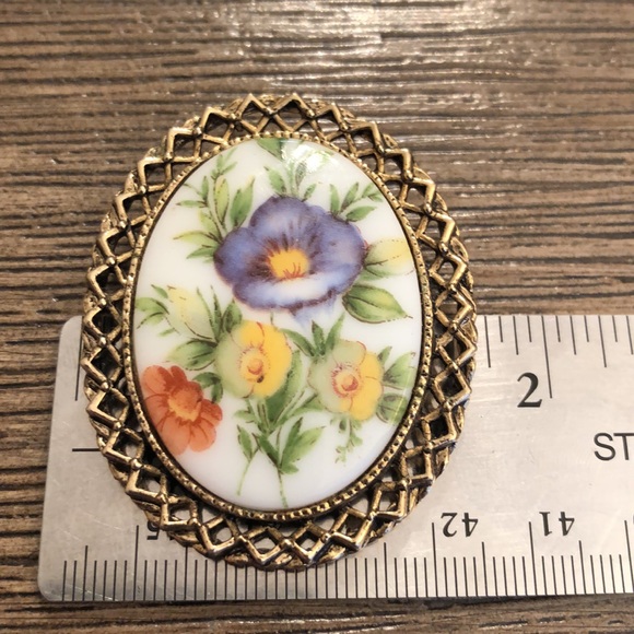 Vintage Floral Cameo Pin / Pendant Milk Glass - Picture 9 of 11